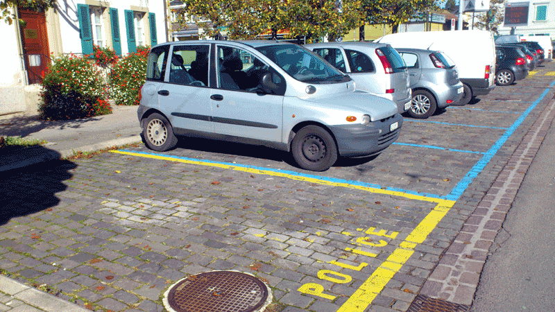 Le seul parking correct pour personnes handicapées à Épalinges est maintenant réservé au seul usage de la police