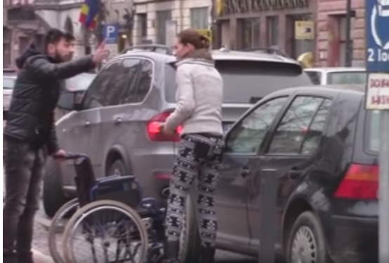 Mircea Bravo disabled parking trick in Romania Mircea Bravo, en Roumanie, rappelle le bon droit aux conducteurs peu respectueux des places de parc reservees