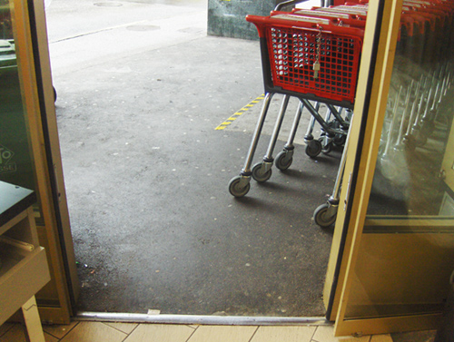 Entrée chaotique de la Migros de Vallorbe