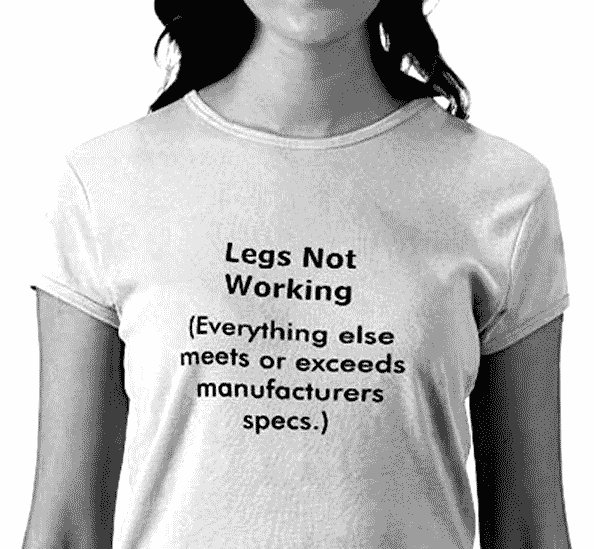 Legs not working - Everything else meets or exceeds manufacturers specs - written on a T-shirt - un T-shirt avec l'inscription : Les jambes ne fonctionnent pas... Mais tout le reste égale ou dépasse les recommandations du fabricant un T-shirt avec l'inscription : Les jambes ne fonctionnent pas... Mais tout le reste égale ou dépasse les recommandations du fabricant