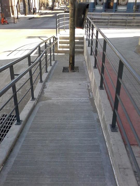 Une rampe qui se termine sur un... poteau, encore une merveille d'architecture imbcile