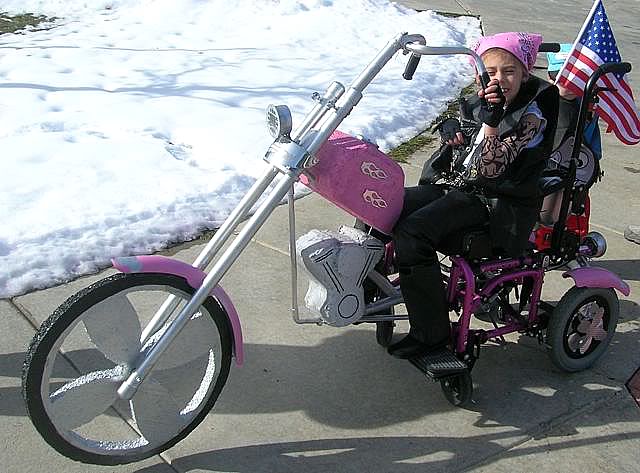 Un enfant en moto chopper ? Pas de panique, ce n'est qu'un dguisement de fauteuil roulant...