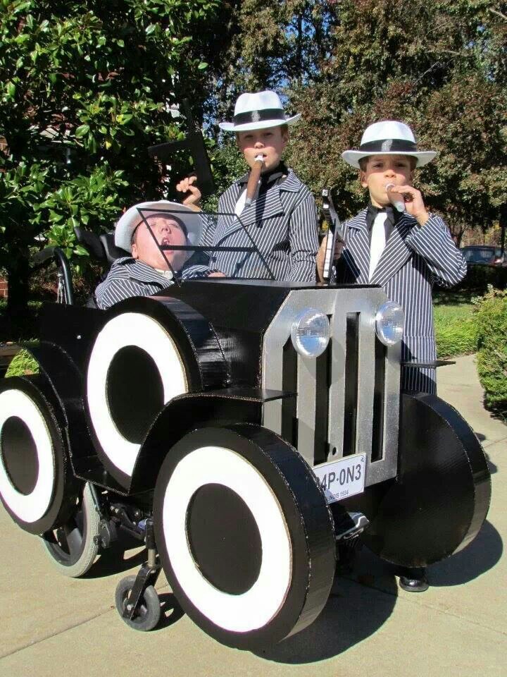 Al Capone et sa bande ? Pas de panique, ce n'est que des enfants dguiss dont un en fauteuil roulant...
