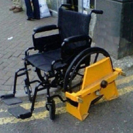 Fauteuil roulant immobilis pour stationnement interdit