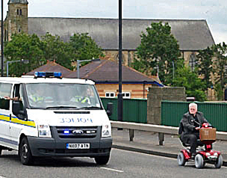 Course poursuite entre la police et... un fauteuil roulant Course poursuite entre la police et... un fauteuil roulant
