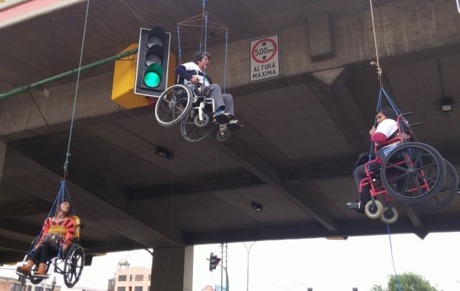 Manifestants suspendus a pont en Bolivie pour protester contre leur condition de vie