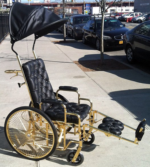 Fauteuil roulant de luxe, en or Fauteuil roulant de luxe, en or