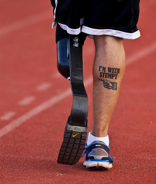 Une jambe valide tatoue dit de l'autre prothse : je suis en groupe avec un courtaud