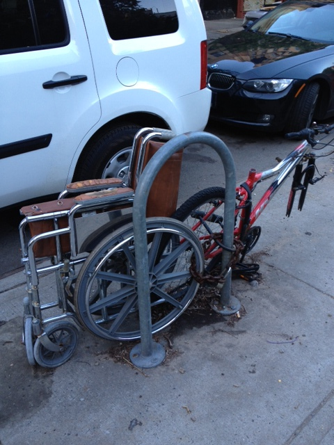 On abandonne tout au bord de la route, un vlo dsoss ou un fauteuil roulant cadenasss au poteau