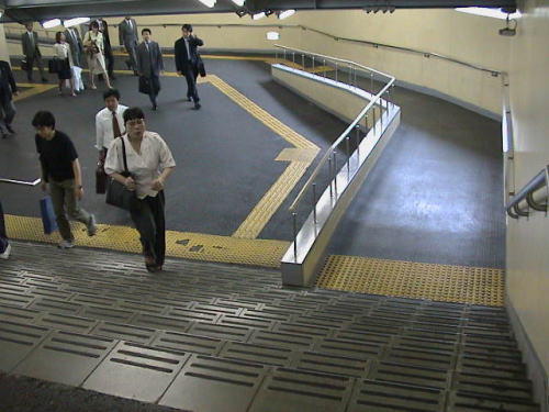 Encore quelques trsors d'architecture parmi les pire rampes d'accs jamais construites... avec un accs rserv sur une zone plate et rien pour les escaliers !