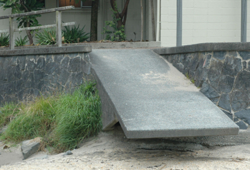 Encore quelques trsors d'architecture parmi les pire rampes d'accs jamais construites... avec un foss au de la rampe !