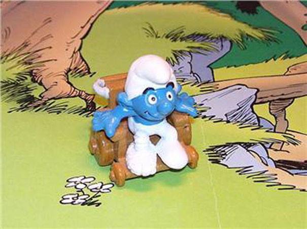 stroumpf en fauteuil roulant au pays des champignons