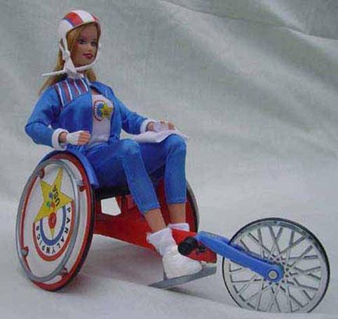 une poupee faisant du Handibike