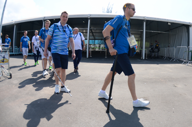 Les athltes arrivant au village paralympique de Rio 2016